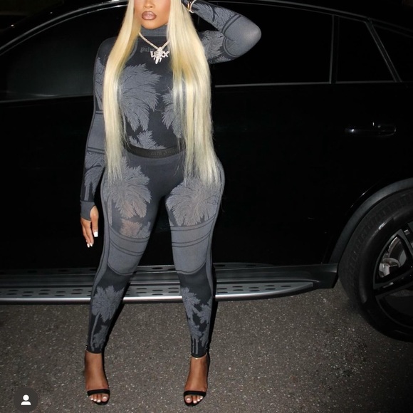 Palm angles, Size Small, It’s stretchy so if you can fit a M/L you can fit this. - Picture 3 of 4